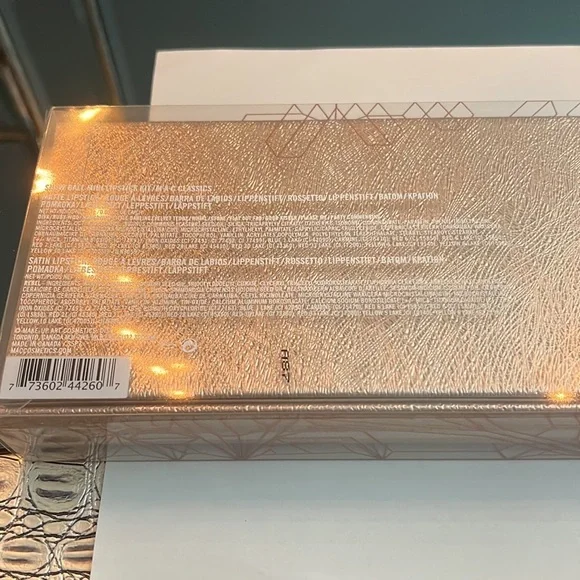 NIB! Mac Cosmetics Snow Ball Mini Lipstick Kit. - Picture 10 of 11